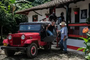 Willys frente a la portada de una finca cafetera